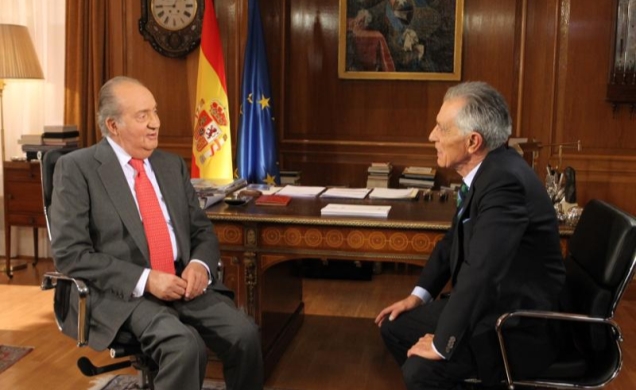 Su Majestad el Rey durante la entrevista con Jesús Hermida con motivo de la celebración de su 75º aniversario